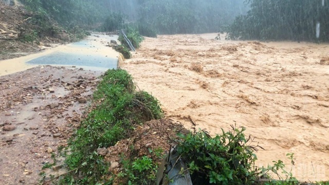 Mưa lũ tiếp tục gây ngập nhiều tuyến đê tại Trung Bộ