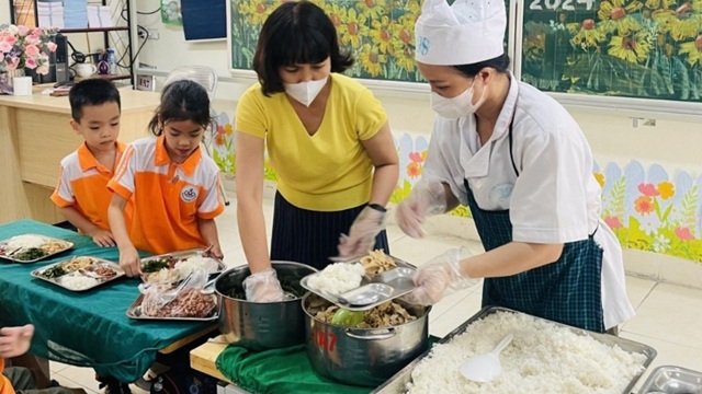 Hà Nội yêu cầu thực hiện nghiêm an toàn thực phẩm bữa ăn bán trú