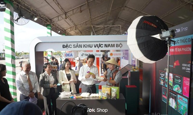 Đồng Tháp: 3,5 tấn dứa mật được bán trong 90 phút livestream