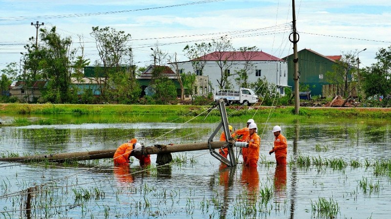Người thợ điện Hà Tĩnh kiên cường vá trời sau bão tố