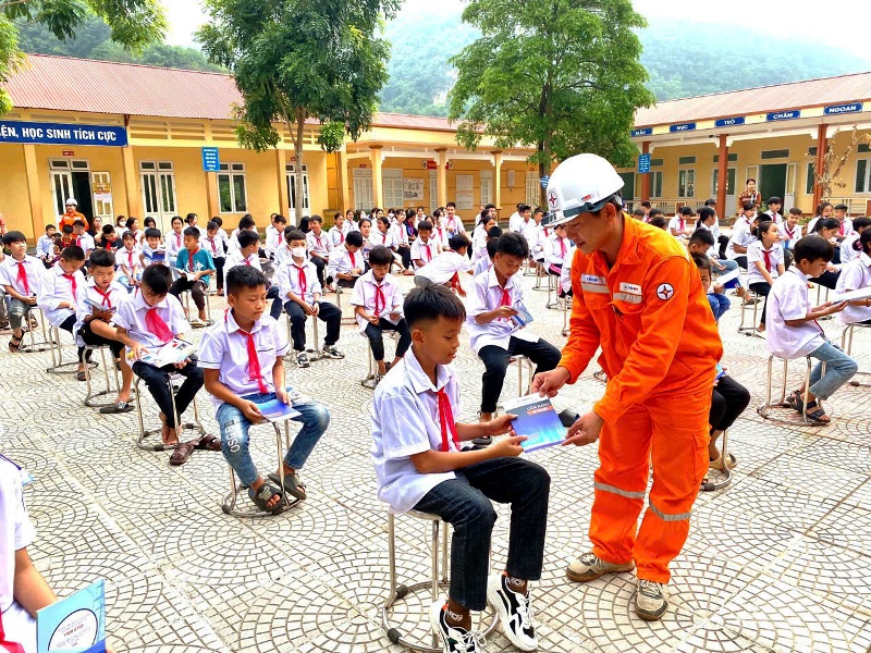 Công ty Điện lực Hòa Bình tăng cường đảm bảo hành lang an toàn lưới điện