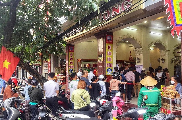 Vì sao người Việt vẫn xếp hàng mua bánh Trung thu truyền thống?