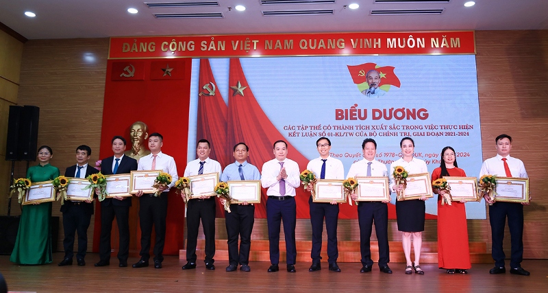 Tự hào 95 mùa Xuân có Đảng quang vinh