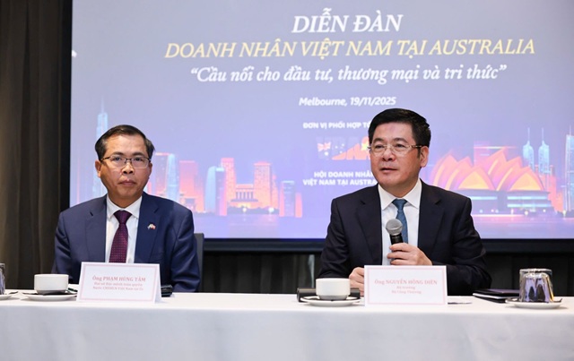 Hai Bộ trưởng dành thời gian trao đổi các vấn đề hai bên cùng quan tâm