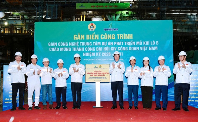 Gắn biển công trình Giàn công nghệ trung tâm Dự án phát triển mỏ khí Lô B chào mừng thành công Đại hội XIV Công đoàn Việt Nam