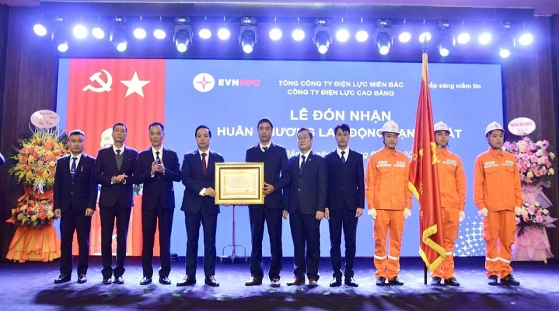Công ty Điện lực Cao Bằng vinh dự đón nhận Huân chương Lao động hạng Nhất