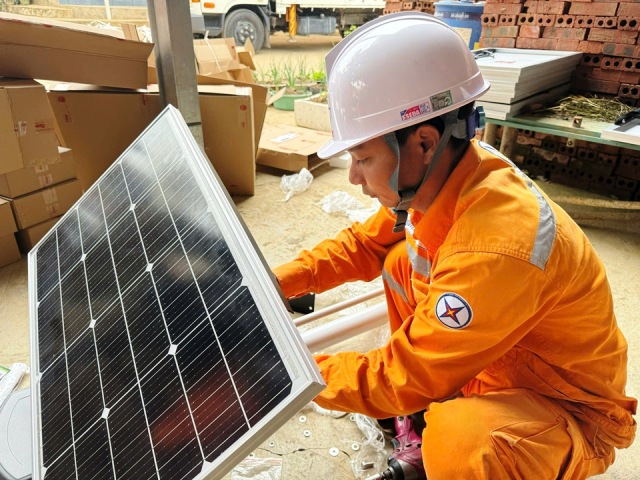 Thắp sáng đường quê bằng năng lượng sạch: Thông điệp kép của Công ty Điện lực Lào Cai