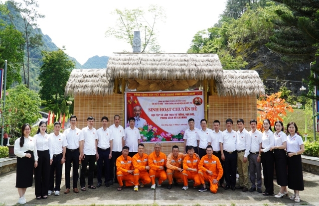 Tháng Năm nhớ Bác: Mỗi cán bộ, đảng viên ngành Điện Bắc Giang nguyện  ra sức học tập và làm theo gương Bác Hồ vĩ đại