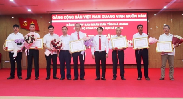 Đảng bộ PC Hà Giang tổ chức Lễ trao tặng Huy hiệu 30 năm tuổi Đảng