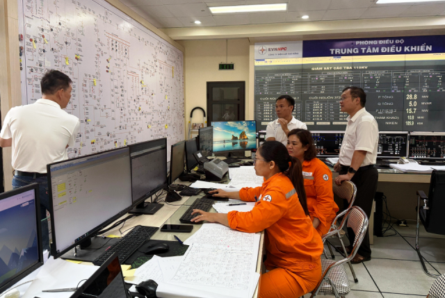 Giữ sáng niềm tin trong mưa lũ: Công ty Điện lực Cao Bằng quyết tâm vì khách hàng phục vụ