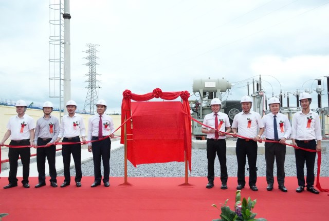 Gắn biển công trình chào mừng Đại hội đại biểu Đảng bộ Tập đoàn Điện lực Việt Nam lần thứ IV tại Thanh Hóa