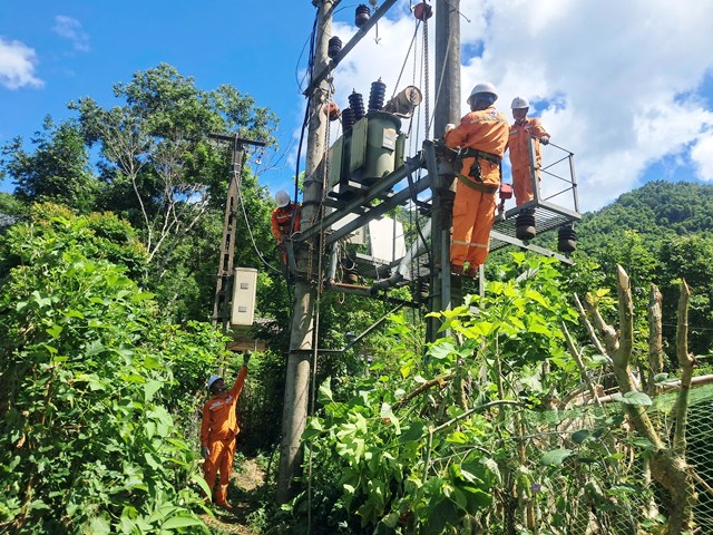 Đảm bảo cấp điện an toàn, ổn định sẵn sàng phục vụ Đại hội Đảng bộ các xã sau sắp xếp, sáp nhập