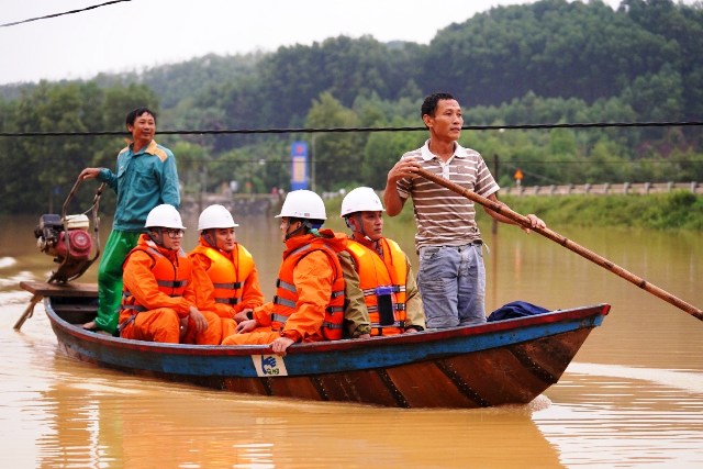 Giữ sáng miền gió Lào nắng lửa - Kỳ 2: Lội lũ giữ dòng sáng