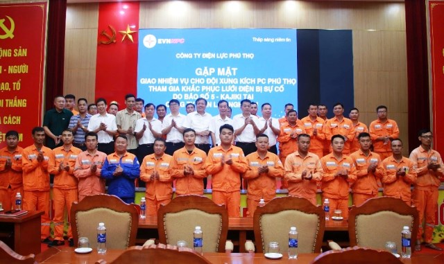 Đội xung kích Công ty Điện lực Phú Thọ hỗ trợ Công ty Điện lực Nghệ An khắc phục hậu quả cơn bão số 5 (Kajiki)