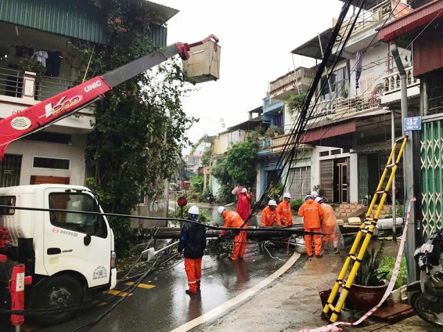 Đội Quản lý điện lực khu vực Lào Cai khẩn trương khắc phục xử lý sự cố do mưa lớn tại Trạm biến áp 2B 