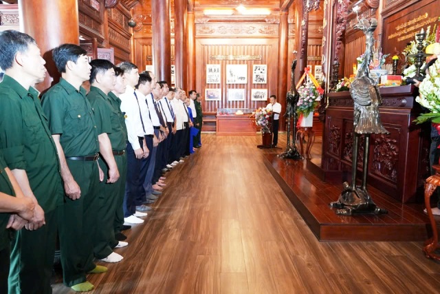 Công ty Điện lực Lào Cai dâng hương tưởng niệm Bác Hồ nhân dịp 67 năm ngày truyền thống 