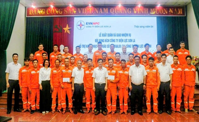 Công ty Điện lực Sơn La chi viện Công ty Điện lực Hà Tĩnh khắc phục sự cố do bão số 10