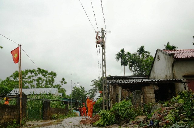 Công ty Điện lực Thanh Hóa dồn lực khắc phục, đưa dòng điện trở lại sau bão số 10
