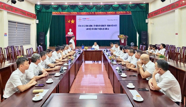 Thành viên Hội đồng thành viên EVNNPC Lê Đình Lượng làm việc với Công ty Điện lực Sơn La