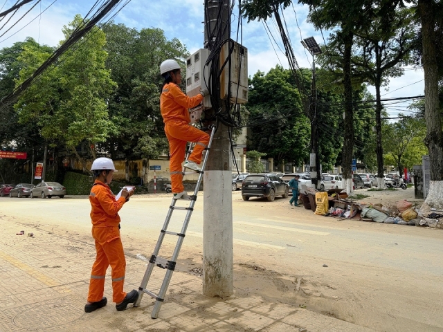 Tỏa sáng nét đẹp nữ công nhân ngành Điện Cao Bằng vững vàng trong giông bão