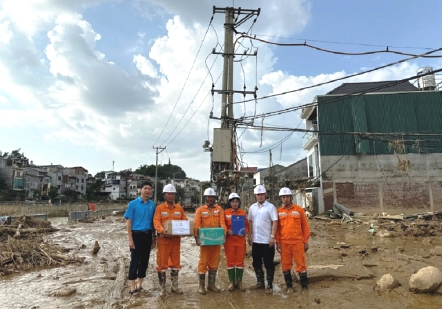 Công đoàn EVNNPC thăm hỏi, động viên CBCNV Công ty Điện lực Cao Bằng sau bão số 10 và 11