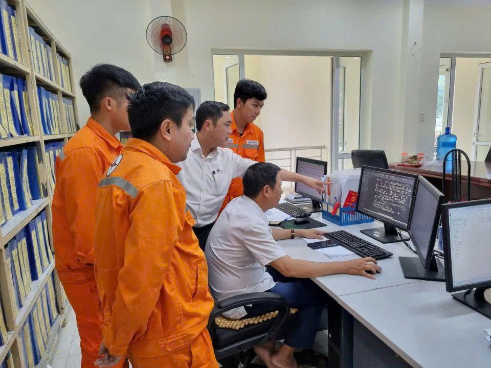 Kỹ sư Trần Tuấn Anh - người giữ nhịp an toàn và tri thức cho đội ngũ thợ điện vùng cao