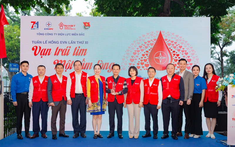 EVNNPC: Khi dòng điện tri ân hòa vào nhịp đập trái tim nhân ái