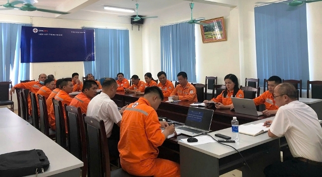 100% CBCNV Đội Quản lý Điện lực khu vực Trùng Khánh trải nghiệm ứng dụng chăm sóc khách hàng mới của EVN