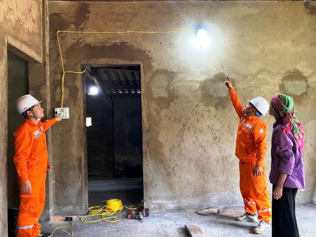 Đội Quản lý Điện lực khu vực Văn Yên triển khai nhiều hoạt động thiết thực hưởng ứng Tháng Tri ân khách hàng