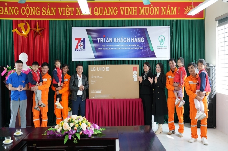 Tháng Tri ân khách hàng: EVNNPC tiếp tục chung tay khắc phục hậu quả thiên tai, đồng hành cùng khách hàng sử dụng điện an toàn, ổn định
