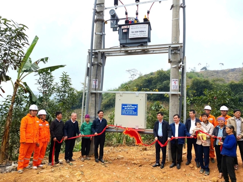 Đóng điện lưới quốc gia cho khu dân cư cuối cùng của xã Bảo Yên