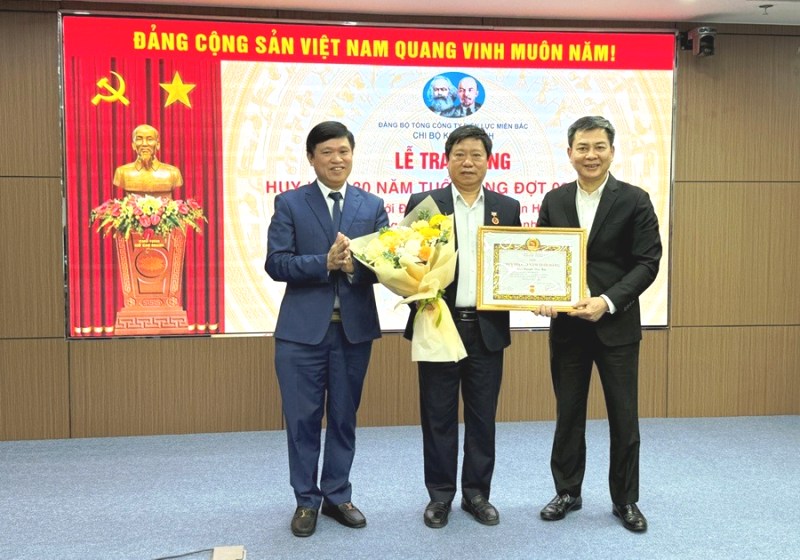 Chi bộ Kinh doanh EVNNPC tổ chức Lễ trao Huy hiệu 30 năm tuổi Đảng cho đồng chí Nguyễn Văn Hải