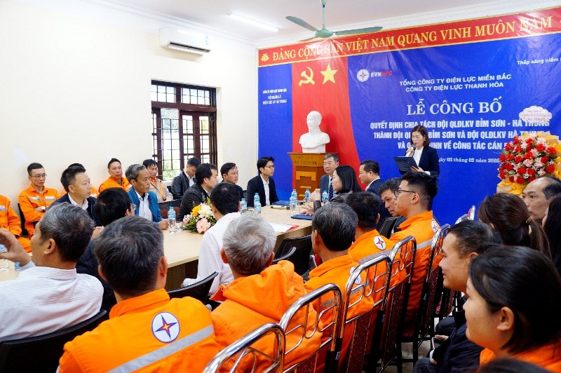 Công ty Điện lực Thanh Hóa công bố quyết định chia tách, thành lập các Đội Quản lý Điện lực khu vực