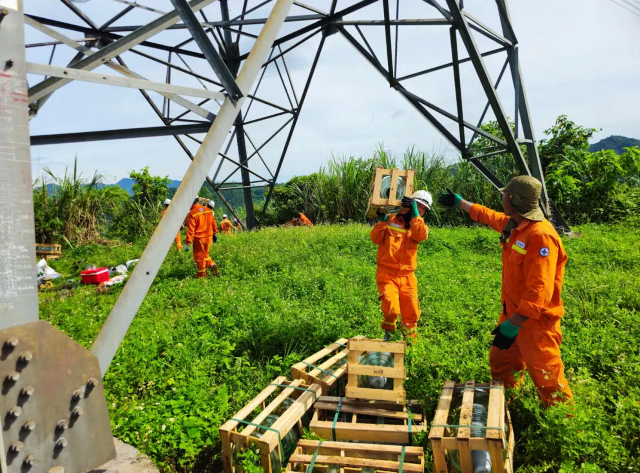 Gần 300 CBCNV PTC1 hoàn thành “chiến dịch” thay thế cách điện trên tuyến 500kV huyết mạch Sơn La - Hòa Bình
