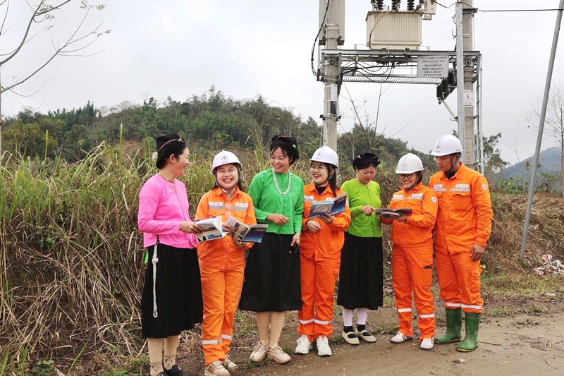 Mùa xuân bừng sáng rực rỡ trên những nếp nhà sàn vùng cao