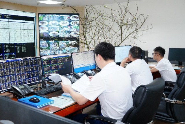 Giữ sáng mùa xuân – Người thợ điện xứ Thanh bám lưới xuyên Tết