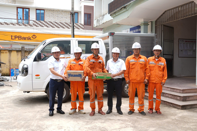 Công đoàn Công ty Điện lực Lạng Sơn thăm hỏi, tặng quà, động viên người lao động mùa nắng nóng