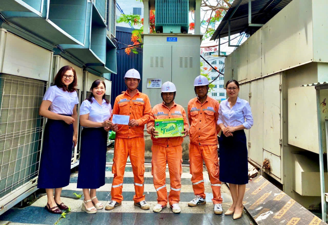 Công đoàn các đơn vị trực thuộc Công ty Điện lực Hải Phòng đồng hành cùng người lao động giữa nắng nóng