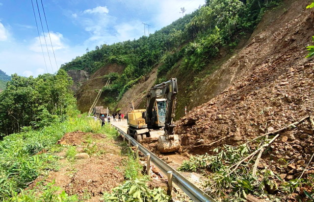 Điện lực Văn Yên (CTĐL Lào Cai) chủ động đảm bảo hành lang lưới điện vận hành an toàn mùa mưa bão năm 2026