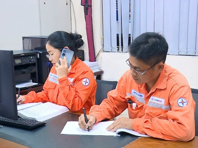 Theo chân những người giữ cho dòng điện thông suốt giữa cao điểm nắng nóng