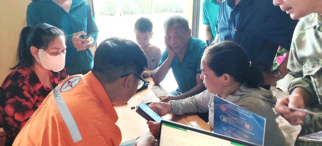 Đi từng thôn, đưa App EVN CSKH đến gần hơn với người dân
