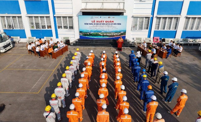 Công ty Điện lực Sơn La ra quân chỉnh trang, bó gọn cáp viễn thông