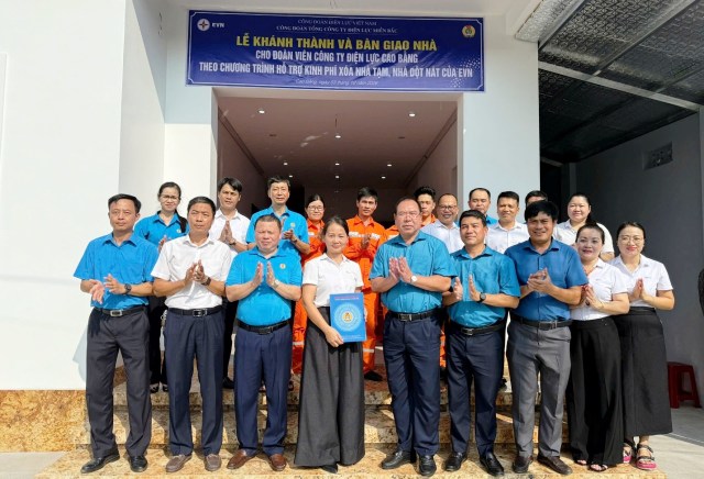 Ấm áp nghĩa tình từ chương trình “Xóa nhà tạm, nhà dột nát” của EVN