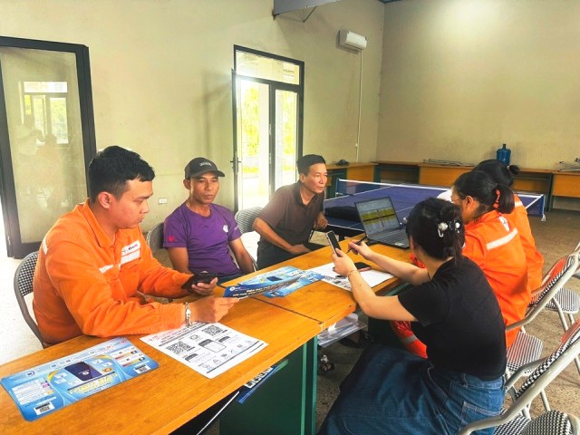 Điện lực Bình Xuyên (CTĐL Phú Thọ) đẩy mạnh hỗ trợ khách hàng ứng dụng EVN CSKH nhằm nâng cao trải nghiệm 