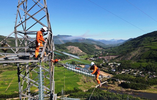 Truyền tải điện Quảng Ngãi (PTC2) hoàn thành triển khai các giải pháp ngăn ngừa sự cố đối với hệ thống đường dây truyền tải điện mùa nắng nóng