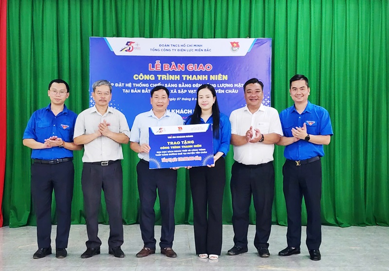 Đoàn Thanh niên EVNNPC tổ chức gắn biển Công trình thanh niên tại huyện Yên Châu, tỉnh Sơn La