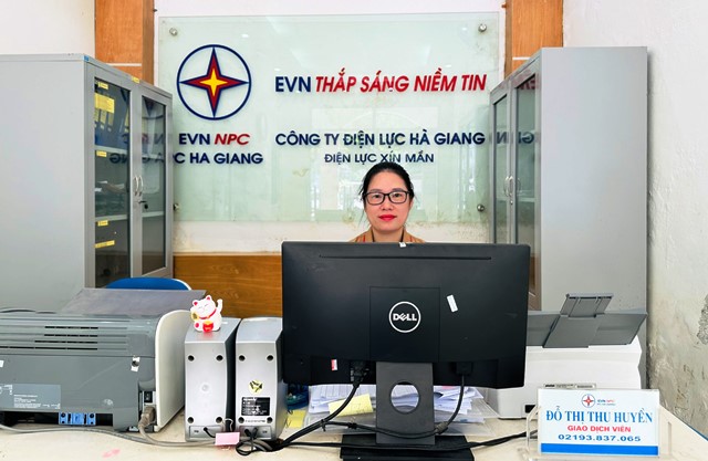 Nữ công nhân viên Điện lực Xín Mần với tấm lòng nhân ái