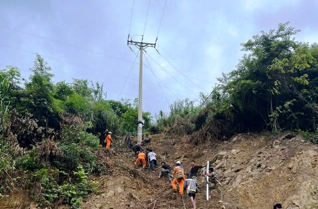 Công ty Điện lực Sơn La khẩn trương khắc phục sự cố lưới điện do ảnh hưởng cơn bão số 3