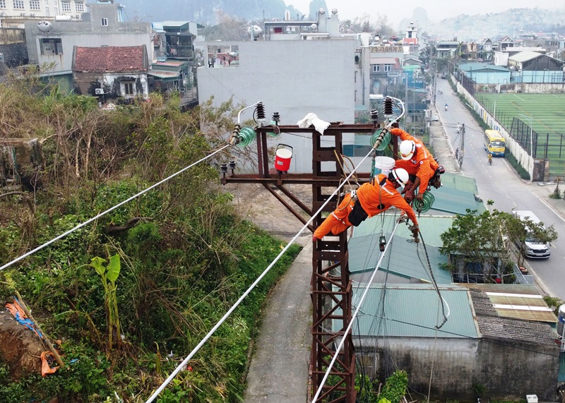 Quyết tâm cao, nỗ lực lớn, hành động quyết liệt để sớm khôi phục lưới điện cho nhân dân vùng tâm bão Quảng Ninh