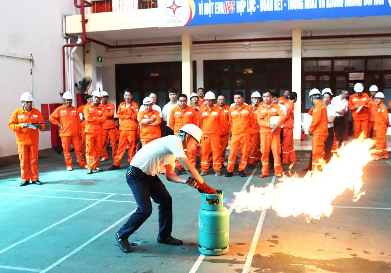 Công ty Điện lực Yên Bái tích cực hưởng ứng “Ngày toàn dân phòng cháy, chữa cháy”